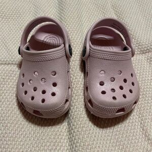 Crocs Light Pink or Light Purple ?! Size 2/3 Baby EUC
